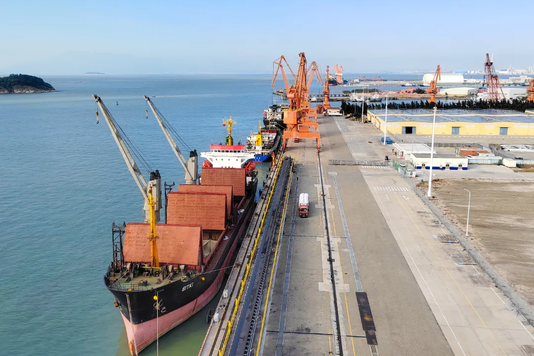 福海创+福海创固体码头南9#泊位迎来首艘外贸船 实现“三船同靠”作业 开启国际航运服务新篇章+林明.jpg