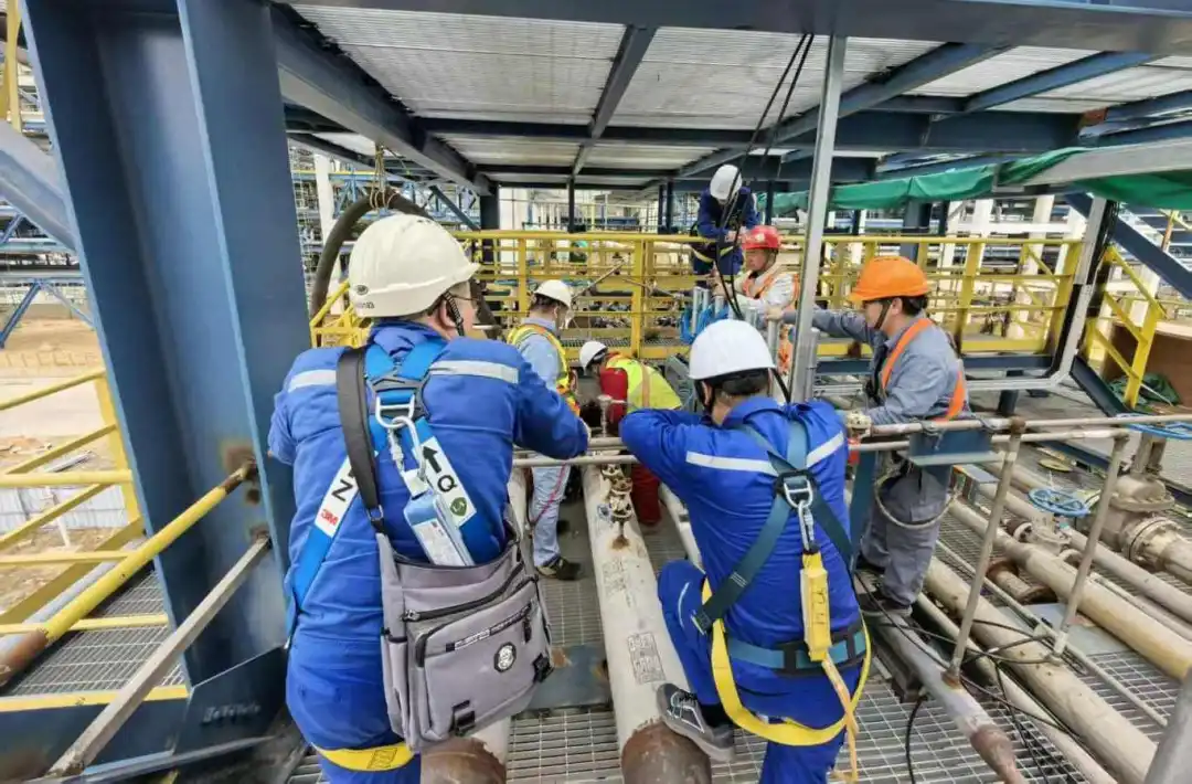 沐光开局∣中沙古雷乙烯项目蒸汽吹扫暨预试车启动 能源保障就位助力项目攻坚+林传崟3.jpg